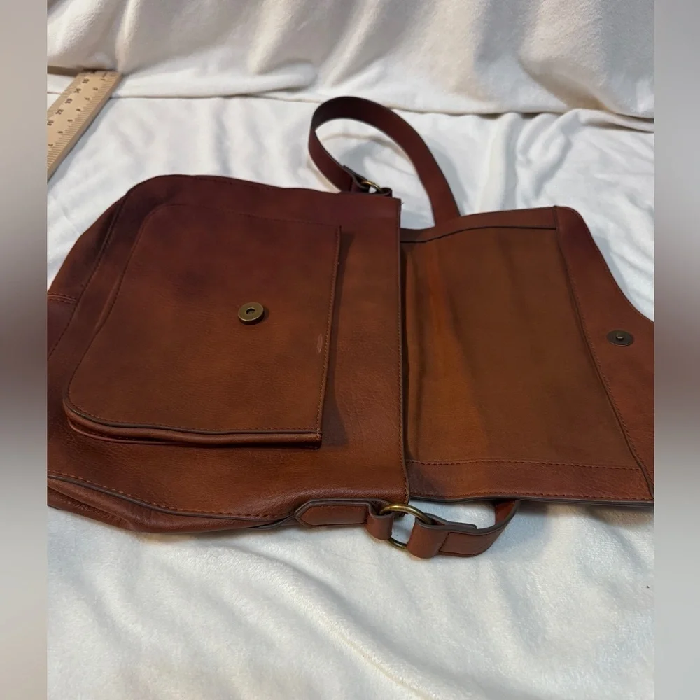 Universal Threads Tan Saddle Purse Like New!! - Picture 6 of 9